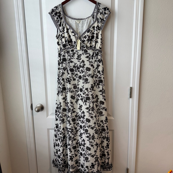 Max Studio Dresses & Skirts - Women's Max Studio Floral Maxi Dress Size M White Black